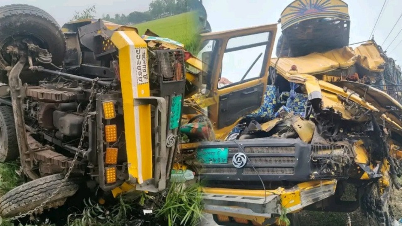 দিনাজপুরের ঘোড়াঘাটে দাঁড়িয়ে থাকা ট্রাকের পেছনে ধাক্কা, নিহত ২